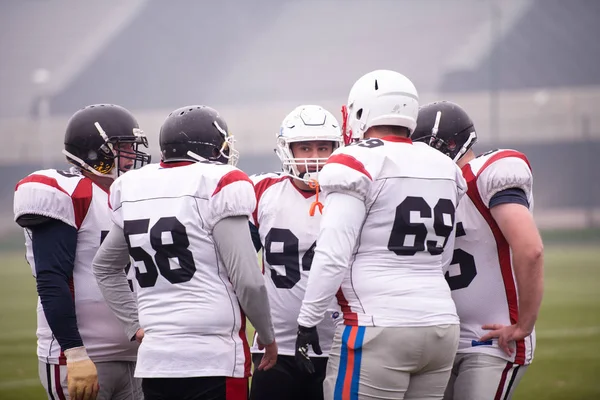 American football players discussing strategy — Stock Photo, Image