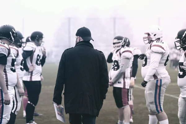 American football players discussing strategy with coach — Stock Photo, Image