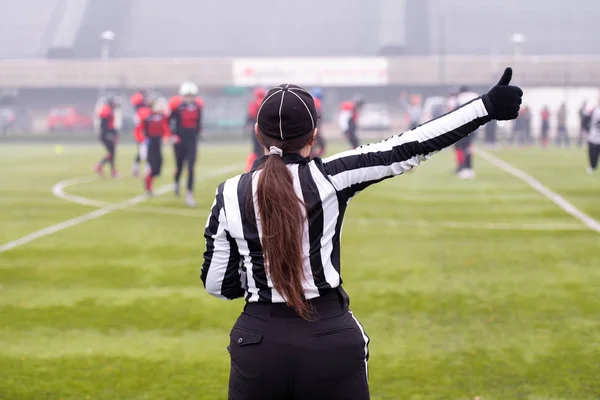 Vista trasera del árbitro de fútbol americano femenino — Foto de Stock