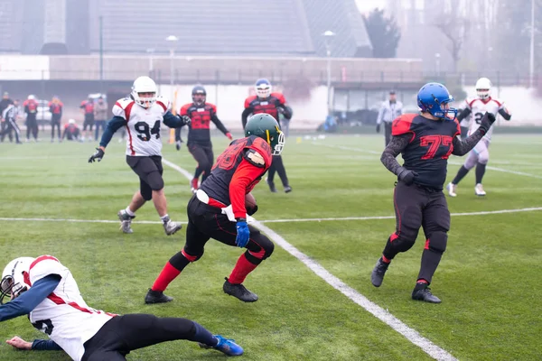 Jogo de treinamento de jogadores profissionais de futebol americano — Fotografia de Stock