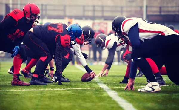 Amerikanische Fußballprofis startklar — Stockfoto