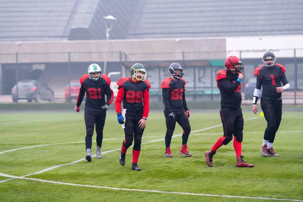 Selbstbewusste American-Football-Spieler verlassen das Feld — Stockfoto