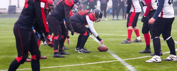 Professionele amerikaanse football spelers klaar om te beginnen — Stockfoto