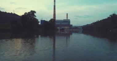 Hava Enerji Santrali Termik Santrali. Gün batımında. Gece görüşü soyut iş teknolojisi geçmişi.
