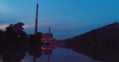 Hava Enerji Santrali termik santrali. Gün batımında, alacakaranlık manzaralı.  