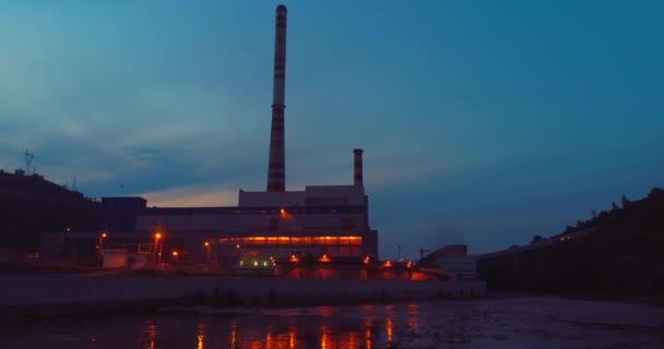空中エネルギー発電所夕暮れ時の火力発電所夜景トップへ — ストック動画