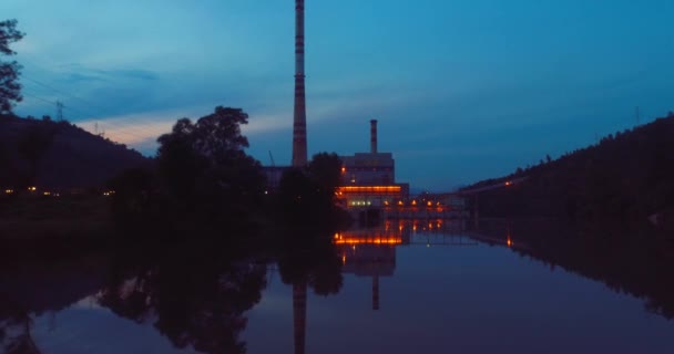 Aerial Energy Kraftwerk Wärmekraftwerk Bei Sonnenuntergang Dämmerung Nacht Draufsicht — Stockvideo