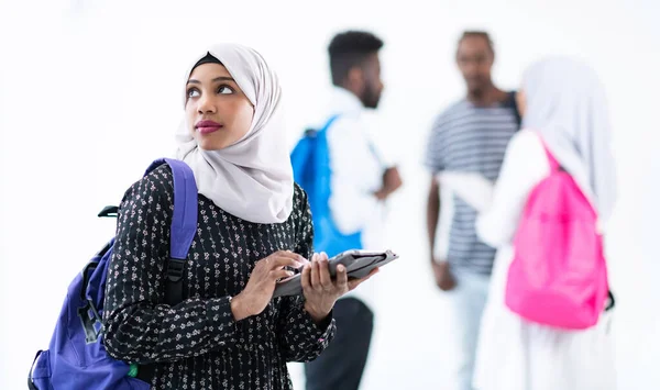 Étudiante africaine avec un groupe d'amis — Photo