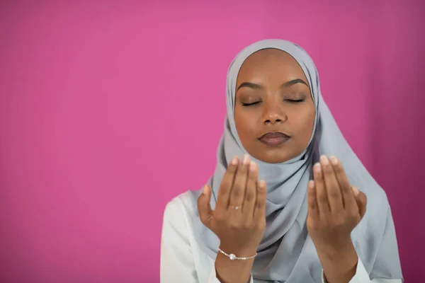 Afrikalı Müslüman kadın Tanrı 'ya geleneksel dua ediyor — Stok fotoğraf