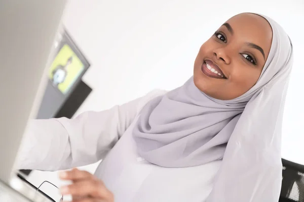 Afro amerikansk modern muslimsk kvinna — Stockfoto