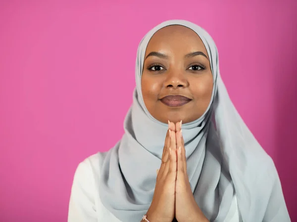 Wanita Muslim Afrika berdoa secara tradisional kepada Allah — Stok Foto