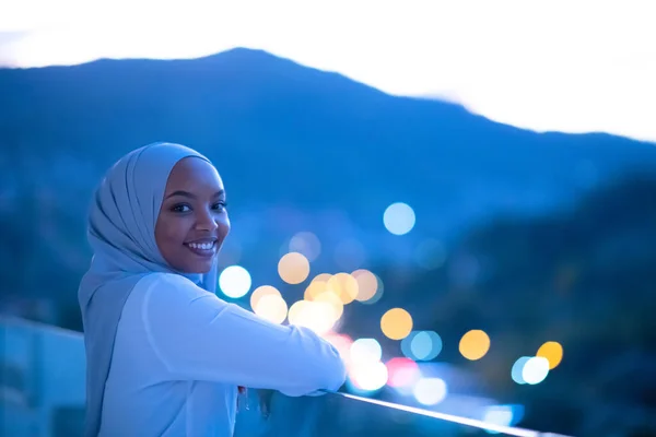 African modern Muslim wanita di malam hari di balkon — Stok Foto