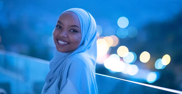 Africano moderno muçulmano mulher à noite na varanda — Fotografia de Stock