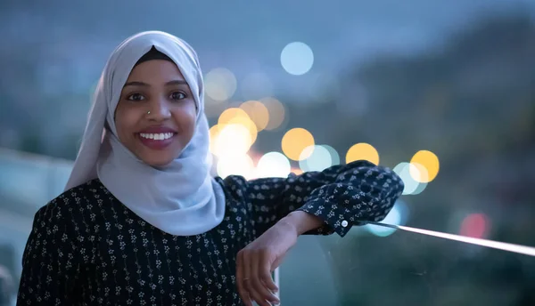 African modern Muslim wanita di malam hari di balkon — Stok Foto