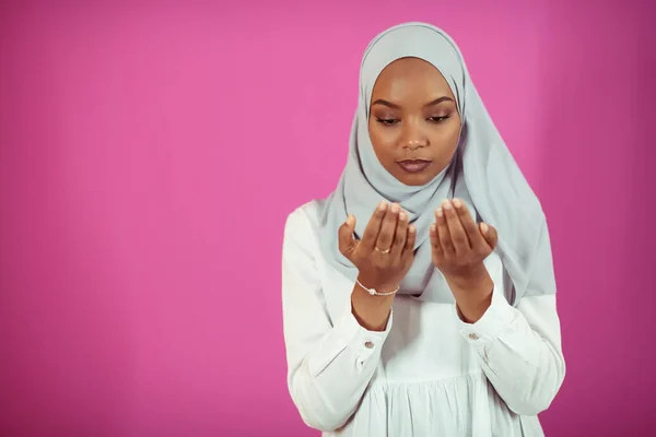 Africká muslimka dělá tradiční modlitbu k Bohu — Stock fotografie