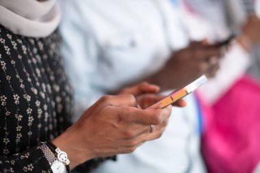 Afrikalı öğrenci grubu akıllı telefonlar kullanıyor