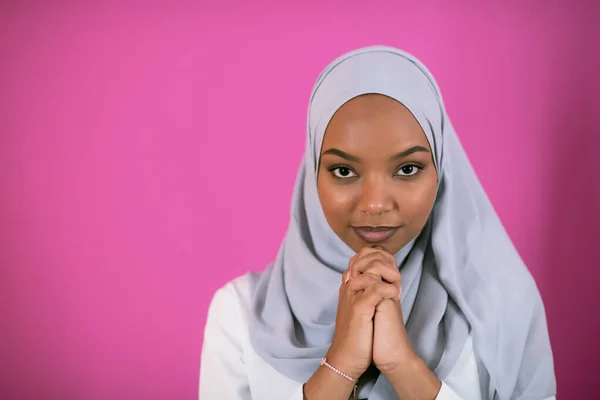 Wanita Muslim Afrika Modern Membuat Doa Tradisional Kepada Allah Tetap — Stok Foto