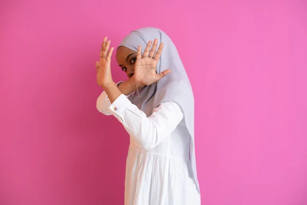 Joven Mujer Musulmana Afroamericana Vestida Con Ropa Islámica Tradicional Mostrando —  Fotos de Stock