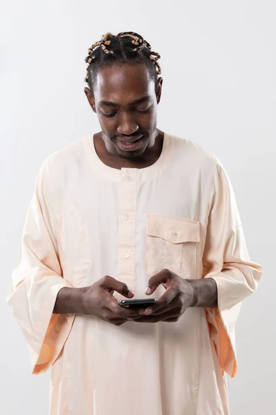 Hombre africano usando smartphone — Foto de Stock