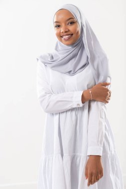 Beyaz arka planda izole edilmiş geleneksel Müslüman başörtüsü giymiş Afrikalı iş kadınının portresi
