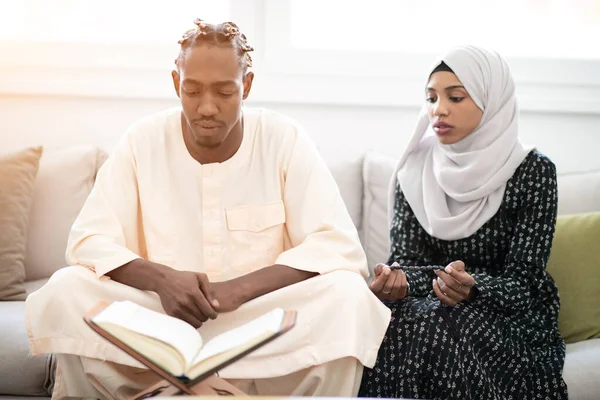 Casal africano em casa quaran leitura — Fotografia de Stock