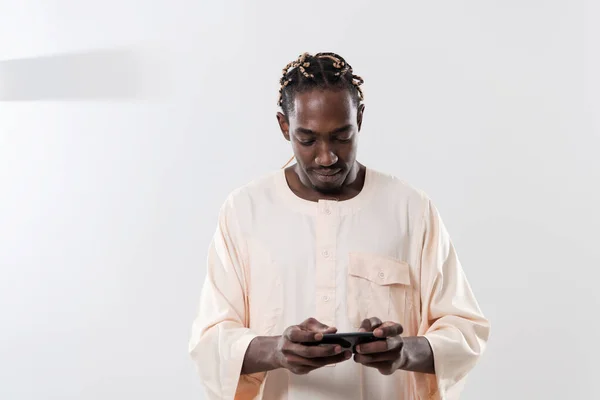 Hombre africano usando smartphone —  Fotos de Stock