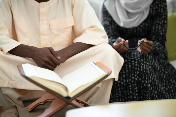 Afrikanskt par hemma läser quaran — Stockfoto