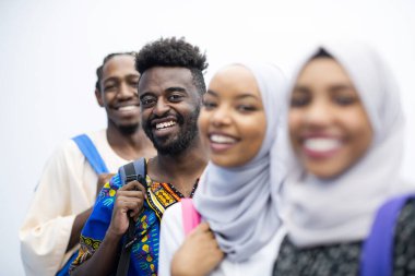 Bir grup mutlu Afrikalı öğrenci