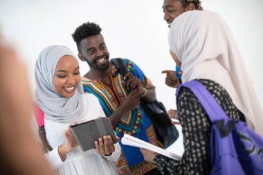 Bir grup mutlu Afrikalı öğrenci
