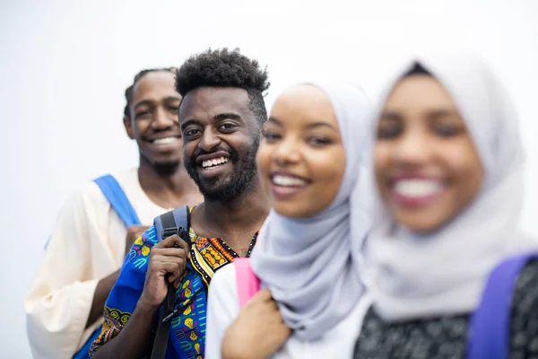 Grupp glada afrikanska studenter — Stockfoto