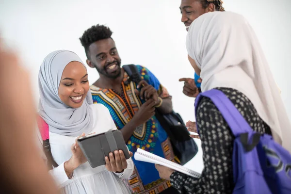 Groep gelukkige Afrikaanse studenten — Stockfoto