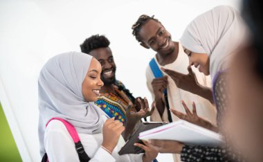 Bir grup mutlu Afrikalı öğrenci