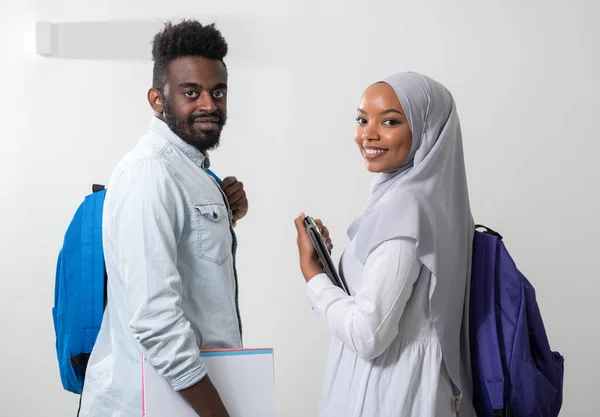 Estudantes africanos casal andando — Fotografia de Stock