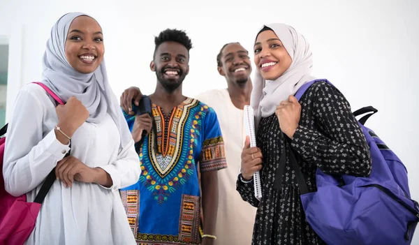 Grupp glada afrikanska studenter — Stockfoto