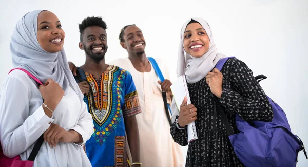 Groep gelukkige Afrikaanse studenten — Stockfoto