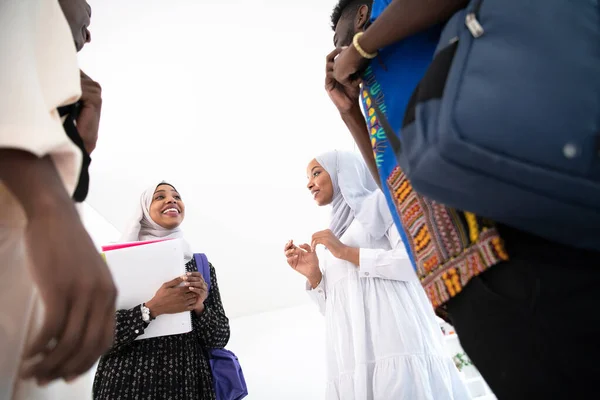 Группа счастливых африканских студентов — стоковое фото