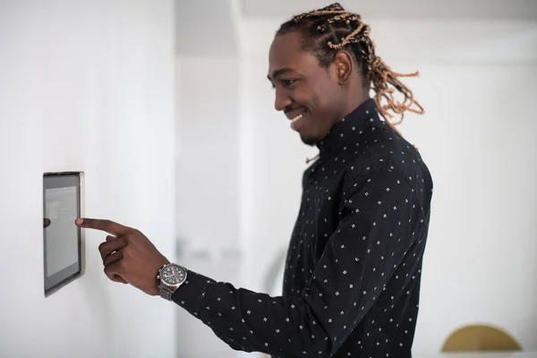 Hombre africano usando la pantalla de inicio inteligente —  Fotos de Stock