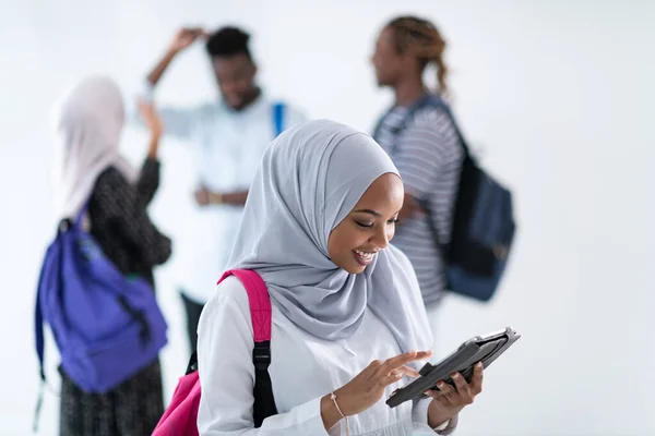 Africká studentka se skupinou přátel — Stock fotografie