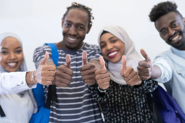 Afrikanska studenter grupp visar ok tummen upp — Stockfoto