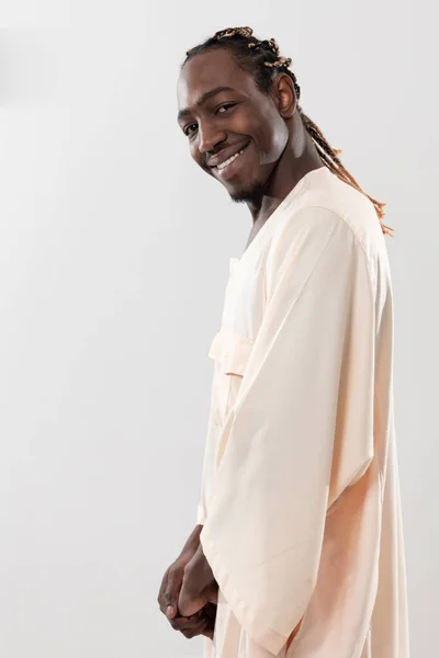 Geleneksel kıyafetler içinde yakışıklı Afrikalı bir zenci. — Stok fotoğraf