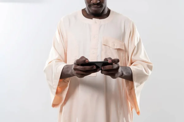 Африканський чоловік використовує смартфон — стокове фото