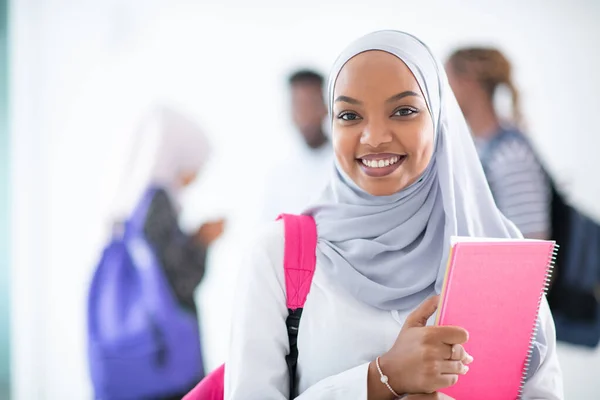 Africano femmina studente con gruppo di amici — Foto Stock