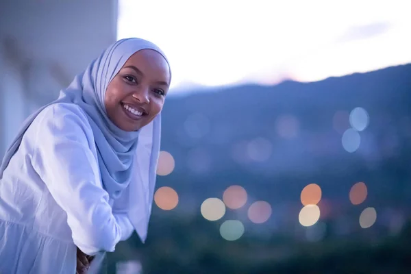 Africana mujer musulmana moderna en la noche en el balcón —  Fotos de Stock