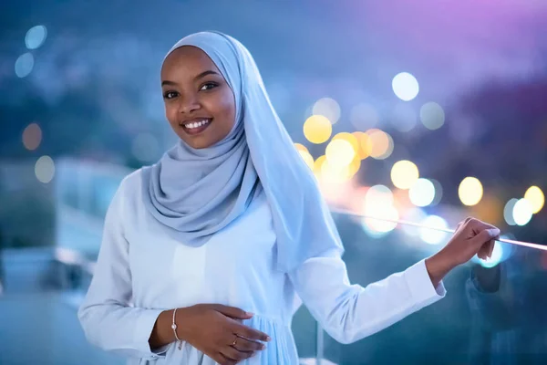 Mujer Musulmana Africana Noche Balcón Sonriendo Cámara Con Luces Bokeh —  Fotos de Stock