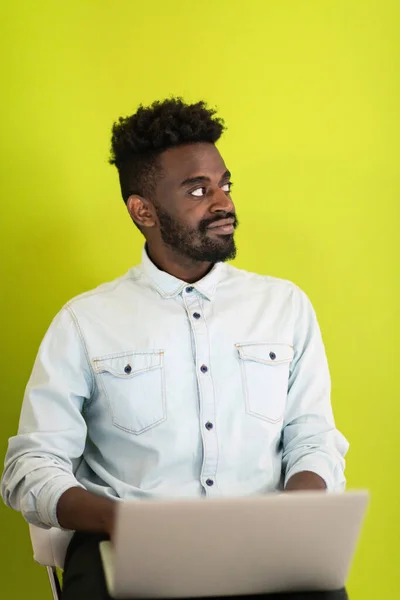 Estudiante africano usando computadora portátil —  Fotos de Stock