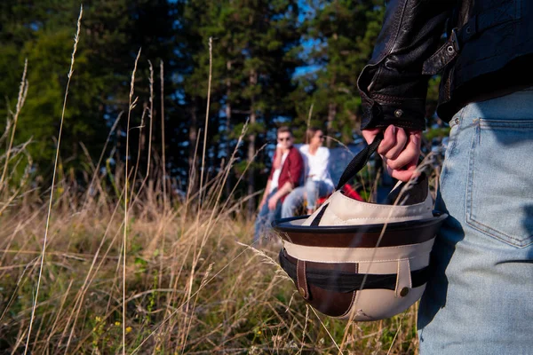 Närbild av man som håller en hjälm — Stockfoto