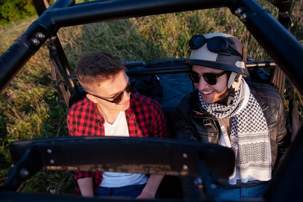 Twee jonge mannen rijden een off-road buggy auto — Stockfoto