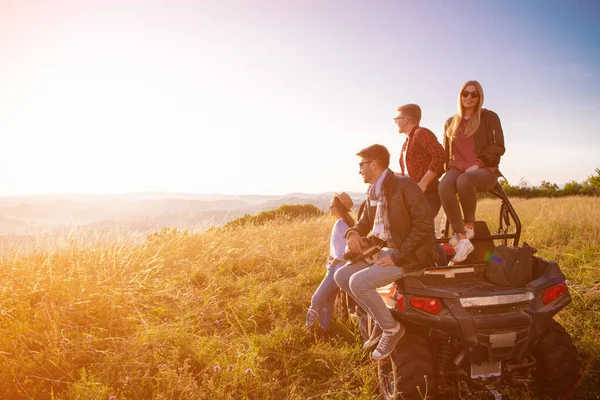 Groep jongeren die een terreinwagen besturen — Stockfoto