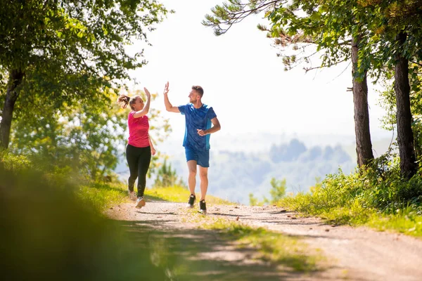 Jogging para daje przybicie piątki do siebie w słoneczny dzień na — Zdjęcie stockowe