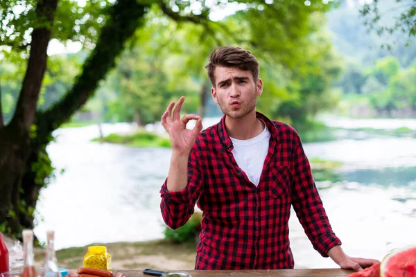 Mann legt Gewürze auf rohes Fleisch für Grill — Stockfoto